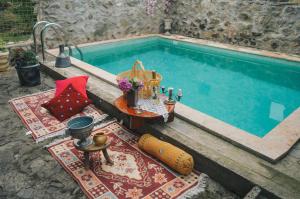 a swimming pool with a table next to a table sidx sidx at Rancho i Vancho na Kata in Omorani