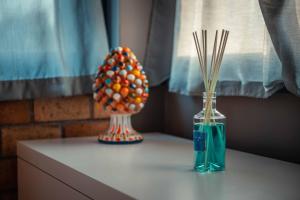 uma mesa com um vaso de frutas e paus sobre ela em Casa Aurelio Wellness Suite & Spa Inclusive em Taormina