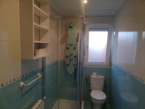 Salle de bains dans l'établissement APARTAMENTO BAHÍA DE SANTANDER 19 autres photos