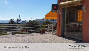 un edificio con un cartello sul lato di Edificio Solmar Apartment ad Armação de Pêra