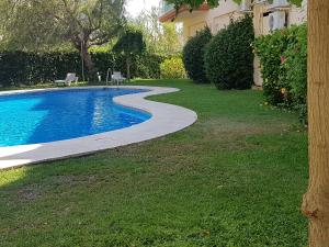 basen z przejściem obok domu w obiekcie Apartamento Los Pacos Fuengirola w mieście Fuengirola
