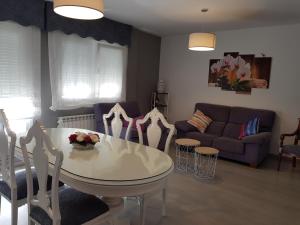 Una sala de estar con una mesa y sillas y un sofá. en Apartamento Las Hermanas, en Pontevedra 10 fotos más