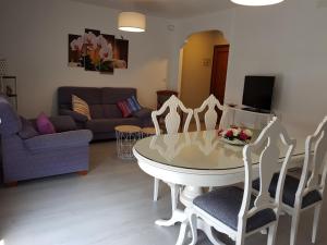 una sala de estar con una mesa y sillas en Apartamento Las Hermanas, en Pontevedra