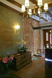 a living room with a table and some flowers at Hotel Castillo in Alquézar