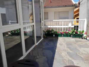 un patio con puertas correderas de cristal y flores en Apartamento Las Hermanas, en Pontevedra