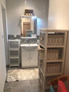 Photo de la galerie de l'établissement APPARTEMENT T2 SUR PATIO, à Ganges