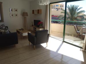 salon z widokiem na balkon w obiekcie Clara's sun apt w mieście Morro del Jable