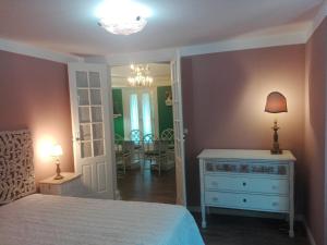 Casa da Varanda Verde في فيلا ريال: غرفة نوم بسرير وخزانة ومرآة