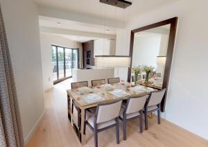 - une salle à manger avec une table et des chaises dans l'établissement White Pearl Apartment 3.01, à Timmendorfer Strand