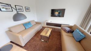 ein Wohnzimmer mit 2 Sofas und einem Couchtisch in der Unterkunft White Pearl Apartment 3.01 in Timmendorfer Strand