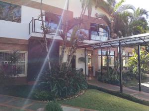 Sodas prie apgyvendinimo įstaigos Las Orquideas Parque Hotel