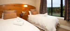 מיטה או מיטות בחדר ב-Charming Wanaka Cottage