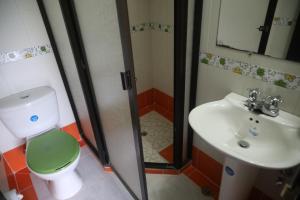 Koupelna v ubytování Hospedaje Aquel Almendro