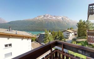 uma vista para uma montanha a partir de uma varanda em Splendida em St. Moritz