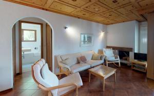 uma sala de estar com um sofá e uma mesa em Splendida em St. Moritz