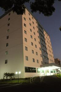 duży biały budynek z mnóstwem okien w obiekcie Savana Hotel w mieście Uberlândia