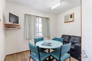 TV a/nebo společenská místnost v ubytování Gawler Caravan Park