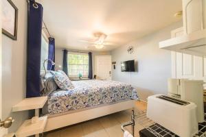 a bedroom with a bed and a tv in it at The Blue Door Inn in Fort Lauderdale