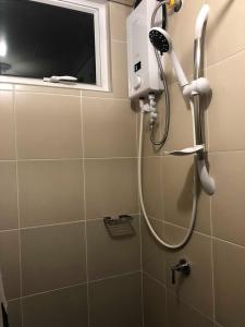 een douchekop in een badkamer met een raam bij SAN LORENZO PLACE 2BR 29-E by LARICO in Manilla