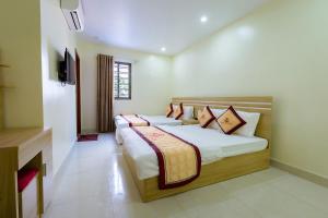 Un pat sau paturi într-o cameră la Quang Minh Hotel