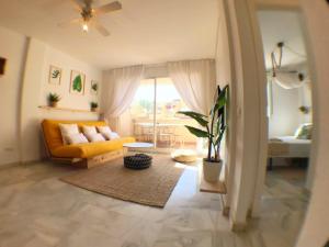 Гостиная зона в ROQUETAS BEACH HOUSE Apartamento fresco con Piscina