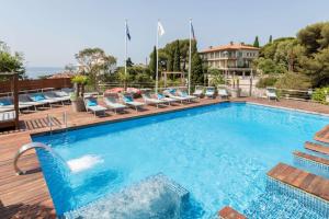 Bazén v ubytování Best Western Plus Hôtel la Rade nebo v jeho okolí