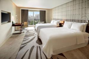 Crowne Plaza Dhaka Gulshan by IHG客房内的一张或多张床位