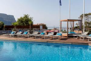 Bazén v ubytování Best Western Plus Hôtel la Rade nebo v jeho okolí