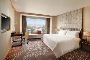 Crowne Plaza Dhaka Gulshan by IHG客房内的一张或多张床位