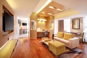 Crowne Plaza Dhaka Gulshan by IHG的电视和/或娱乐中心