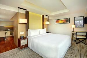 Crowne Plaza Dhaka Gulshan by IHG客房内的一张或多张床位