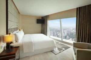 Crowne Plaza Dhaka Gulshan by IHG客房内的一张或多张床位