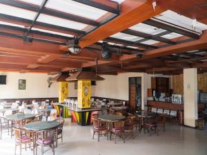 RedDoorz Plus @ Cibogo Puncak 3 tesisinde bir restoran veya yemek mekanı