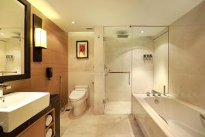Crowne Plaza Dhaka Gulshan by IHG的一间浴室