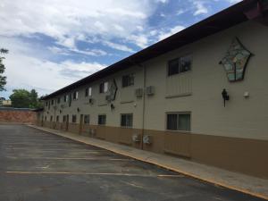 a building with a row of windows on it at Lamplighter Motel in Longmont