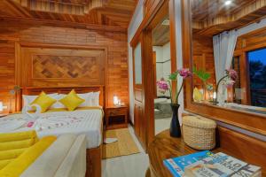 Postel nebo postele na pokoji v ubytování Angkor Privilege Resort & Spa
