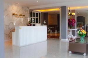 a lobby with a flower shop with a counter at บ้านธนาบูติคโฮเทล in Suratthani