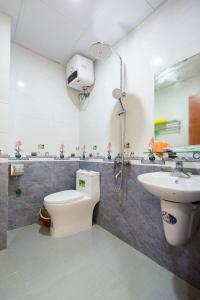 Phòng tắm tại Quang Minh Hotel
