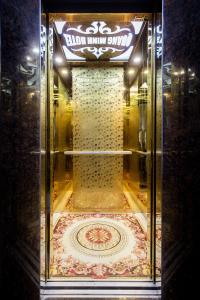 a glass display case with a floor in a room at Quang Minh Hotel in Cat Ba