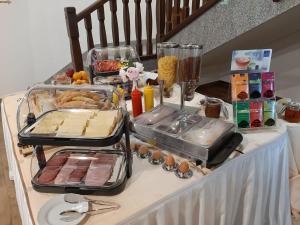 un buffet con comida en una mesa con comida en Club Rezidence Pod Lučí en Loučovice