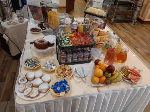 una mesa llena de muchos tipos de alimentos diferentes en Club Rezidence Pod Lučí en Loučovice