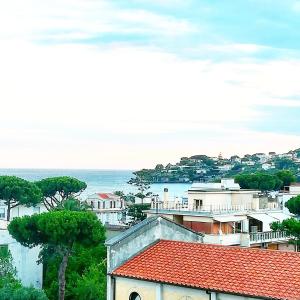 vista su una città con case e sull'oceano di L'Approdo B&B a Gaeta