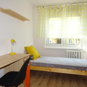 トルンにあるMieszkanie 4-pokojowe w Toruniu przy UMKのベッドルーム1室(ベッド1台、デスク、窓付)