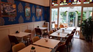 アムステルダムにあるデ ベッドステー ブティック カプセルズのテーブルと椅子が備わるレストラン