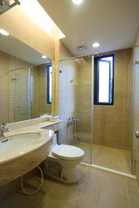 花蓮市的住宿－璞拉漫ㄚ瑪，浴室配有卫生间、盥洗盆和淋浴。