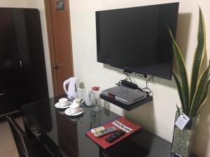 Pokój ze stołem i telewizorem na ścianie w obiekcie Residencia Boracay w mieście Boracay