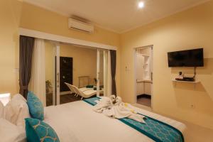 Un dormitorio con una cama con una toalla encima. en Villa Julie, en Seminyak