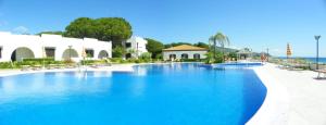 - une grande piscine d'eau bleue dans un complexe dans l'établissement Estella Club, à Montepaone