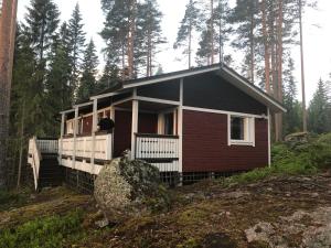 ein kleines Haus auf einem Hügel im Wald in der Unterkunft Tontti in Petääjärvi