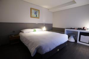 a bedroom with a large white bed in a room at Hotel Thomas Myeongdong in Seoul